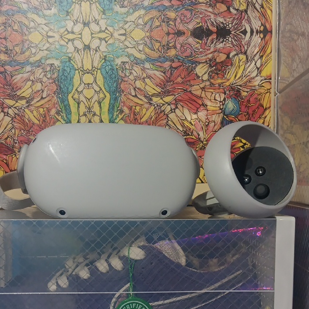 Quest 2 VR Headset and Controller - White